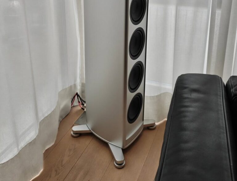 Piega 801 Lautsprecher mit CRTech Sound Supports
